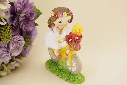 Niña de comunión con bicicleta