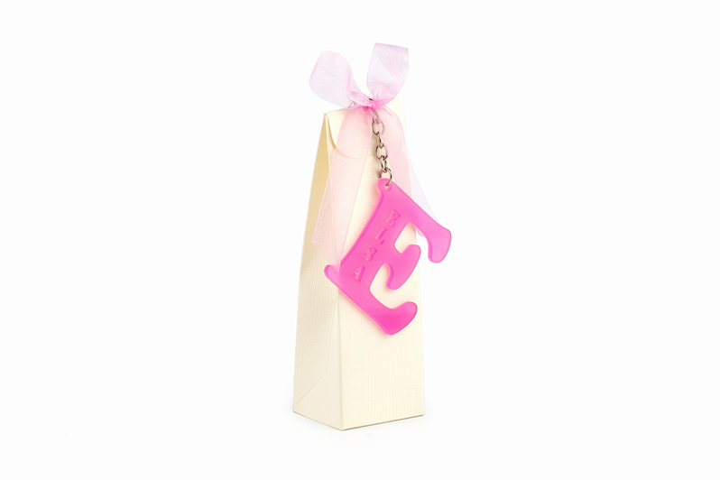 Clauer lletra inicial rosa personalitzada amb caixa per a bateig